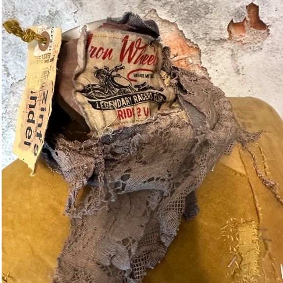 LAST ONE // FREE WITH A PURCHASE - Picture 4 of 14